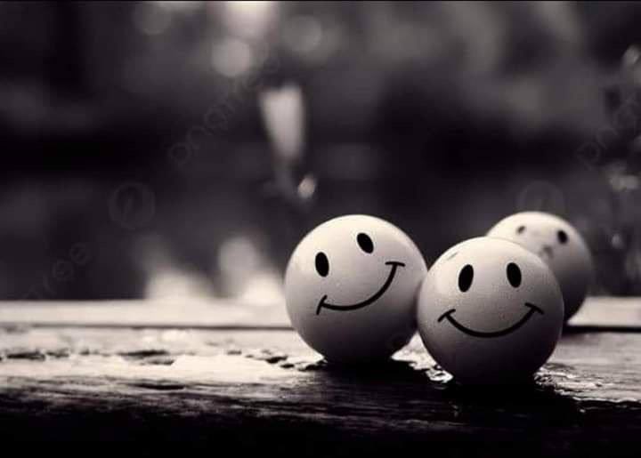 لكل إنسان ثلاثة وجوه: 

"وجه يظهره للعالم، وثاني يظهره للمقربين، وثالث لا يظهره لأحد .. وهو الإنعكاس الوحيد لحقيقته"