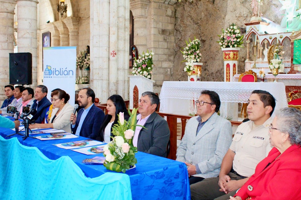 GADBiblian's tweet photo. Nuestra alcaldesa @ameliaidrovo participó en la presentación de la agenda de fiestas en honor a la Virgen del #Rocío, que inicia este jueves 22 de agosto con el pregón desde el barrio San Antonio. Tenemos listo el plan de contingencia. #Biblián @AMEcuador https://t.co/CyDFpR8JwG