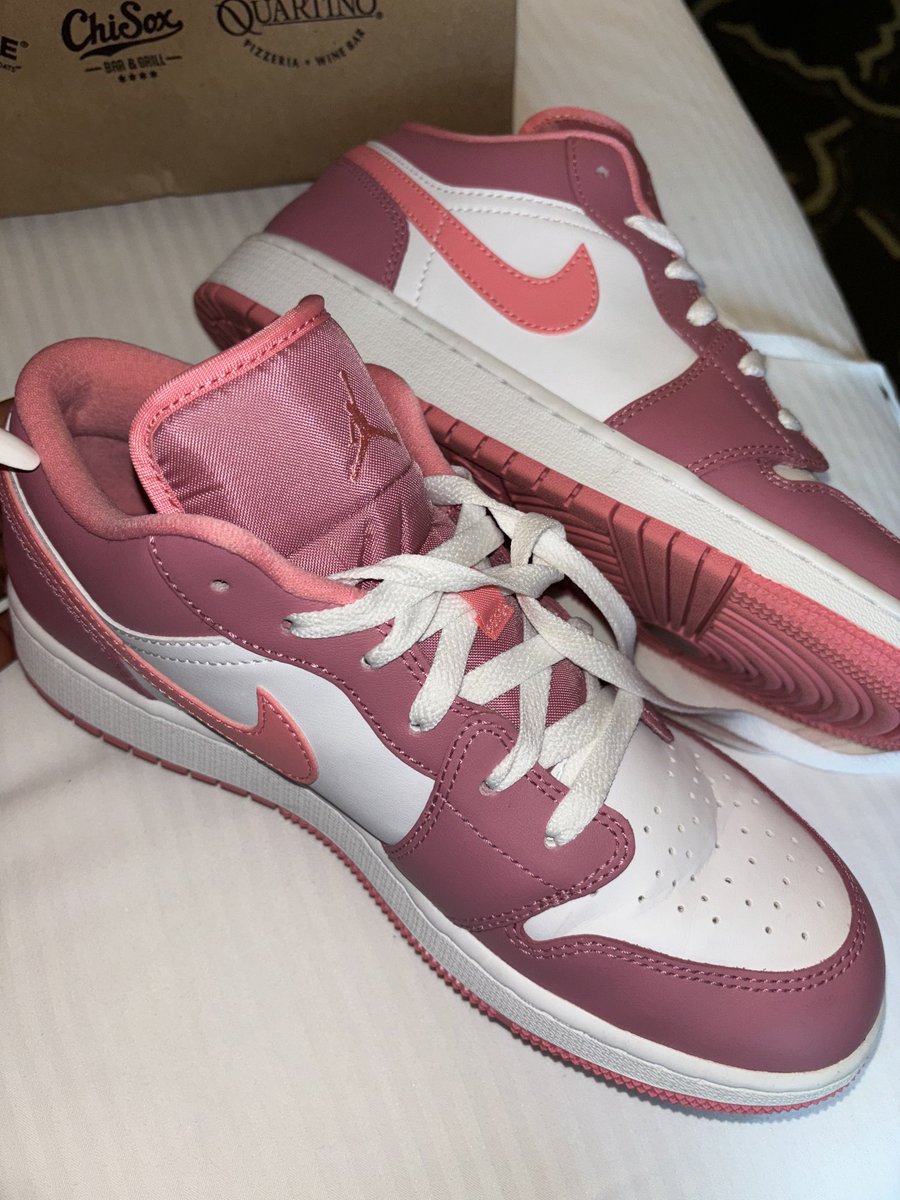 Anointed08's tweet image. I represented the lovely women of ⁦@akasorority1908⁩ this morning during our Women’s Caucus meeting. We have to fight for ⁦@VP⁩ like we know she’ll fight for all of us. #DayTwo #DNC ⁦@ArkDems⁩ #Trailblazers