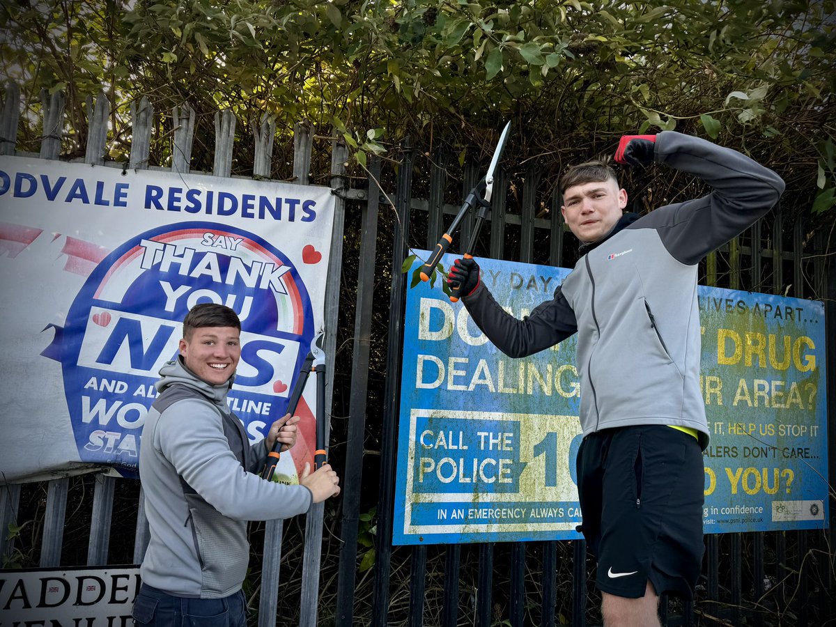 ⭐️ MY CHOICE team community action project tonight ⭐️ cleaning up local anti drugs message, cutting hedges, weeding, litter pick up, power hosing 👏🏻 big effort from the team at Ardoyne Round about 😀#PositiveYouth #RCITY #PeaceOffice #MyChoice