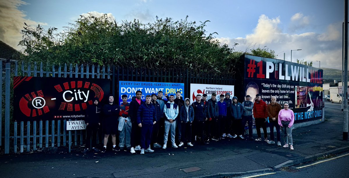 Rcitybelfast's tweet photo. ⭐️ MY CHOICE team community action project tonight ⭐️ cleaning up local anti drugs message, cutting hedges, weeding, litter pick up, power hosing 👏🏻 big effort from the team at Ardoyne Round about 😀#PositiveYouth #RCITY #PeaceOffice #MyChoice https://t.co/lNhJNvzLeB
