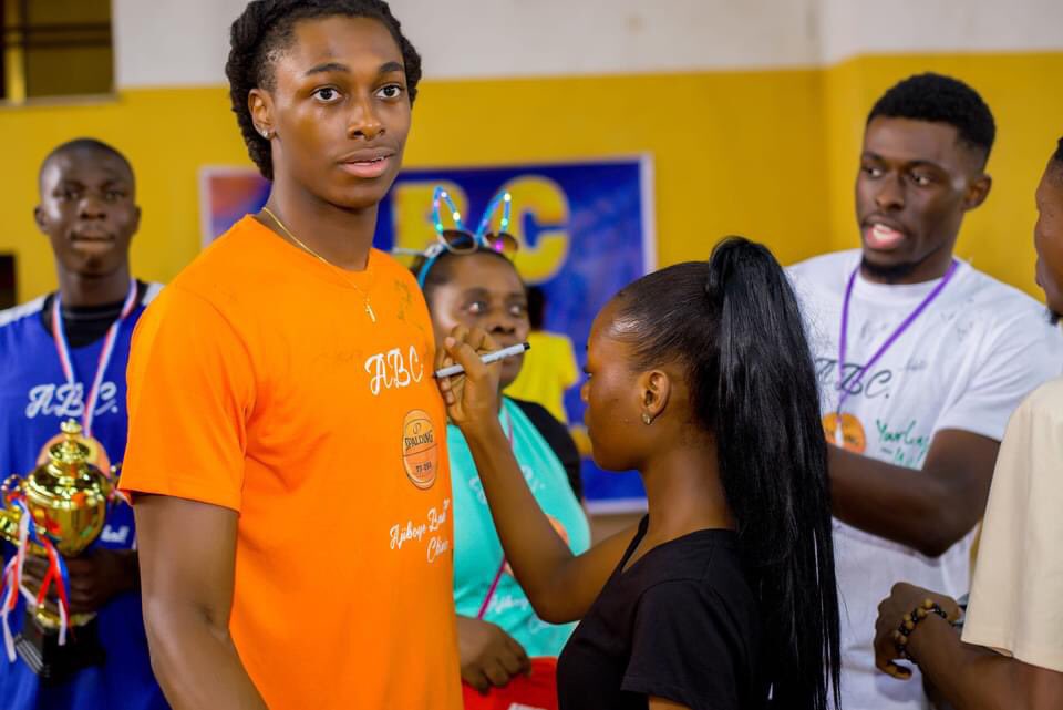 BigKensyn's tweet image. I want to say a big thank you to Ayomide and Olamide Ajiboye. They are helping the growth of Basketball in Ibadan, Oyo state by running the Ajiboye Basketball Clinic. This is a great way for them to give back to the community.