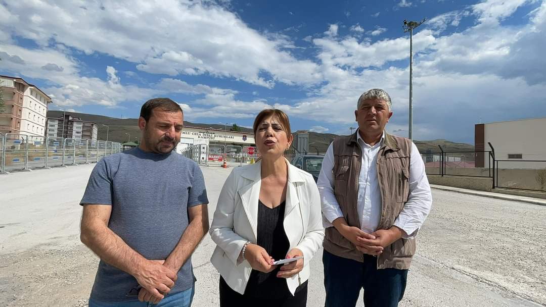 erzrmyesilsol's tweet photo. Beştaş Dumlu Cezaevi’ni ziyaret etti: Ağır tecrit uygulanıyor
Erzurum - Dumlu ve oltu Cezaevi’ni ziyaret eden DEM Parti Erzurum Milletvekili Meral Danış Beştaş, hasta tutsakların sağlık sorunlarına dikkat çekerek, yaşanan hak ihlalerini ve ağır tecrit koşullarını dile getird https://t.co/ub9hJTySuC