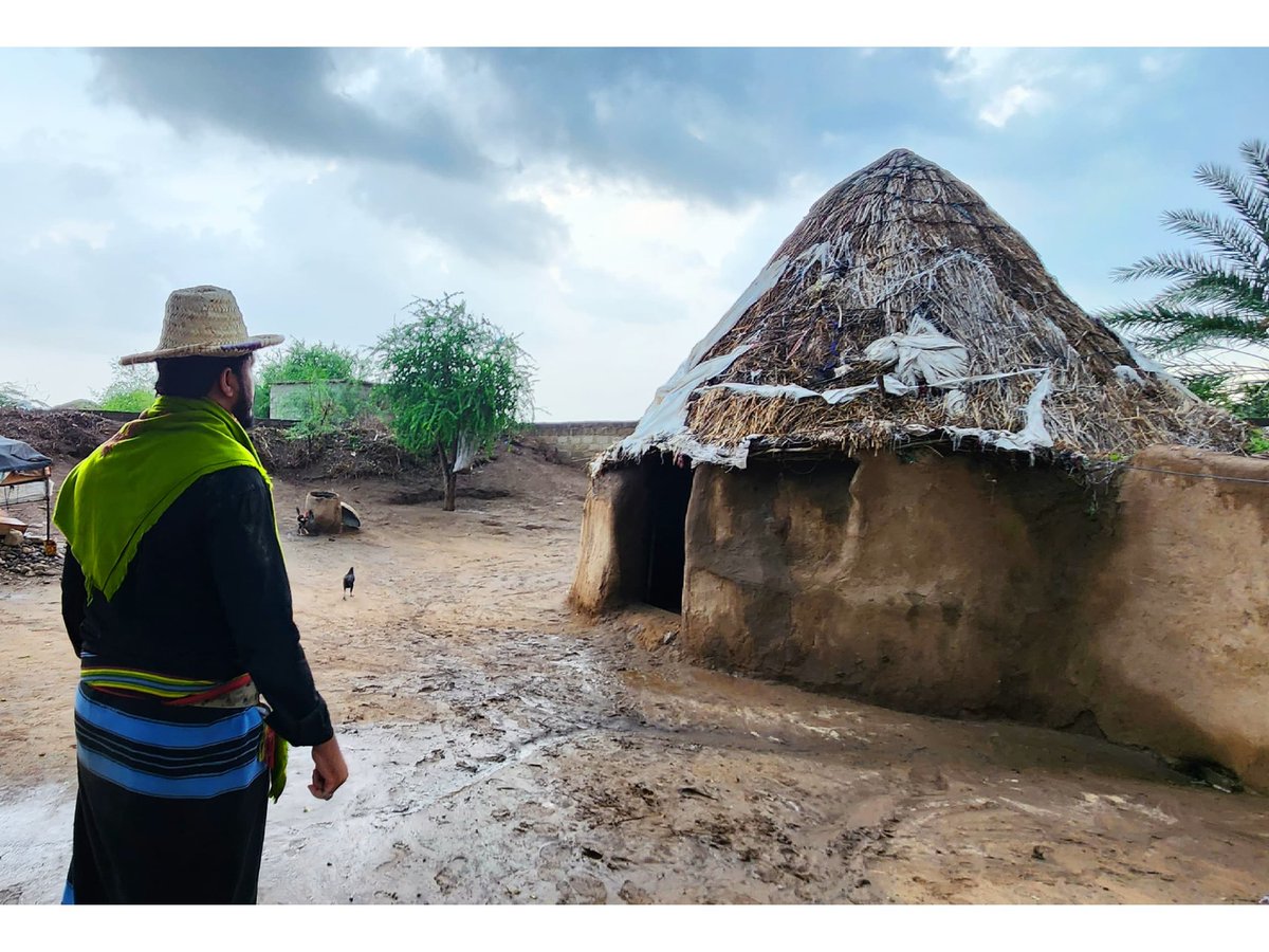 هذه العشة الطينية ظلت ثابتة رغم مرور السيول العاتية 
وكأنها عرش الملكة بلقيس. 

ربما لأنها المأوى الوحيد لأم وخمس بنات

قد تكون تأكلت من الداخل بفعل السيول
لكنها أبت أن تخون أهلها أو تسقط.
فظلّت ثابتة تحفظ أسرارهم رافضة أن تنحني رغم قسوة الطبيعة.

#عبداللطيف_الزيلعي اليوم