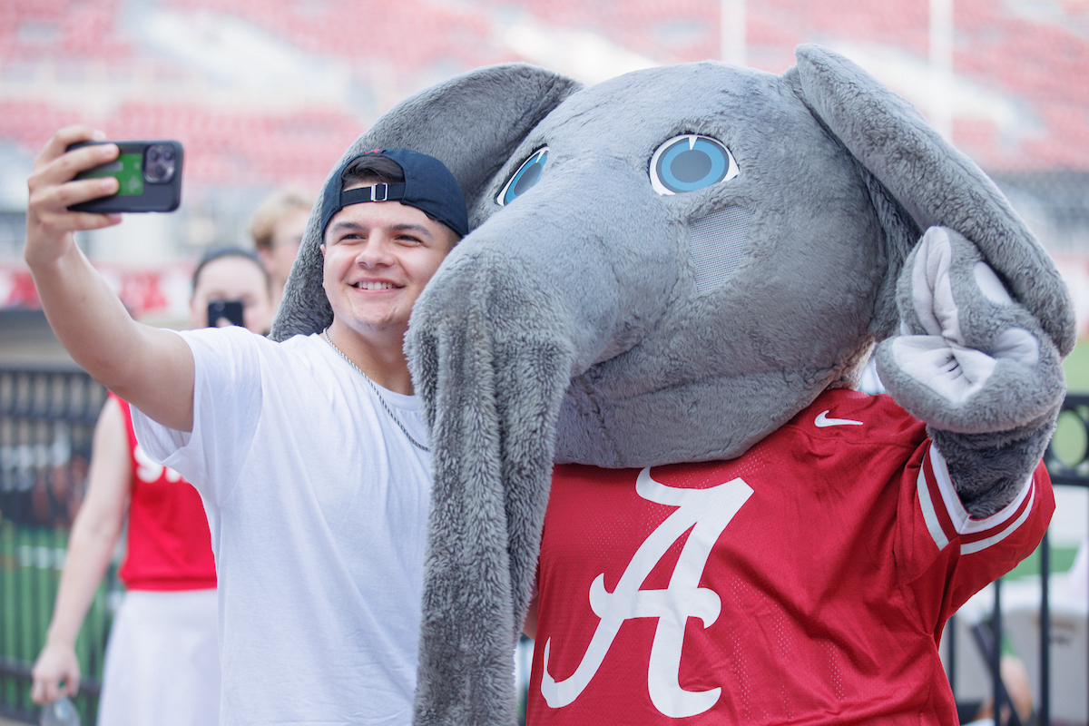 UofAlabama's tweet photo. #UA28 - It’s almost time for #ScriptA 🤗 Don't miss out on being a part of your official class photo! Details ↓
📍Bryant-Denny Stadium, Gate 40
⏰ Gates 5pm | Starts 6pm
More info: https://t.co/FpNhS0ryDk
#ScriptA #UA28 #WeeksOfWelcome https://t.co/Cz7vXiudB7