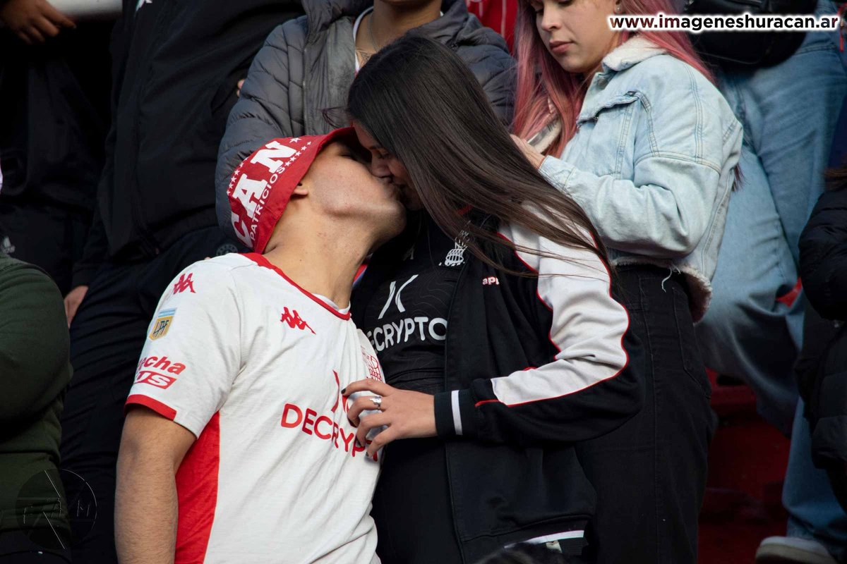 - Anoche soñé con vos... 🫣
¿Y qué soñaste?