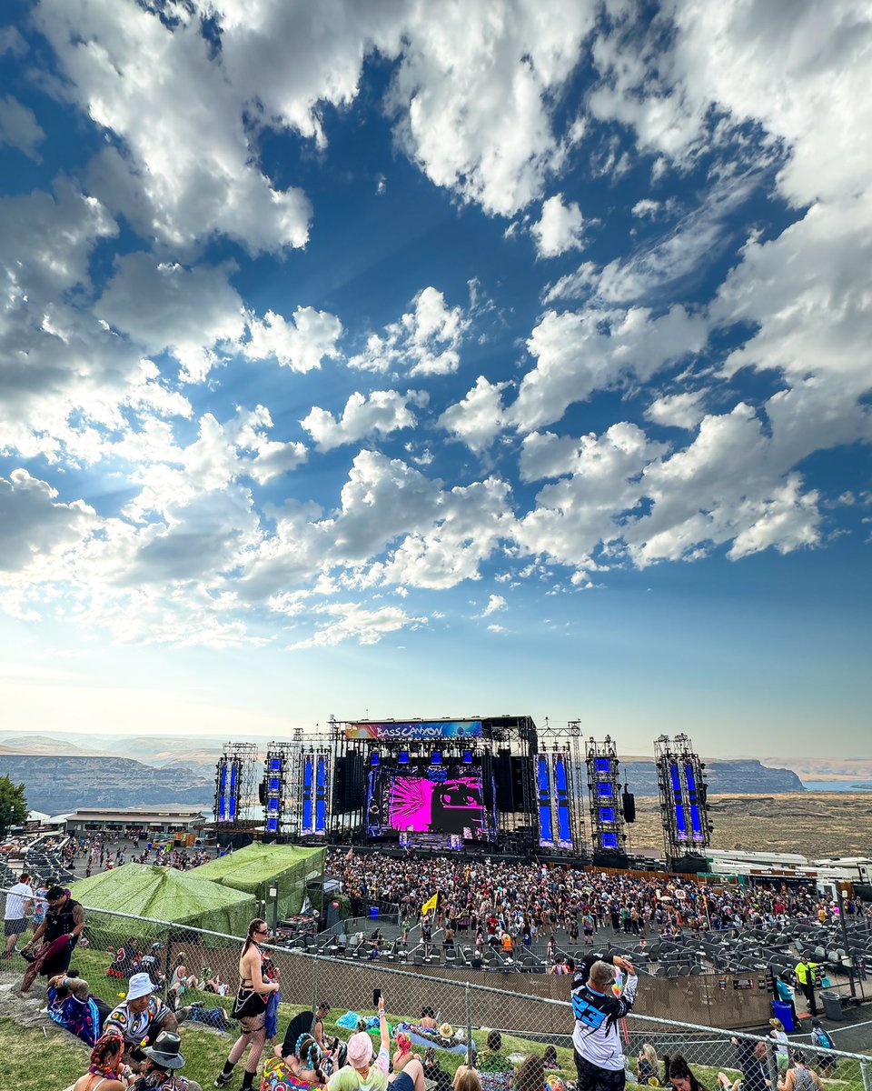 fpvulture's tweet photo. @ITSDRINKURWATER B2B @HairitageMusic with an incredible view 😍 https://t.co/42khTheYKk