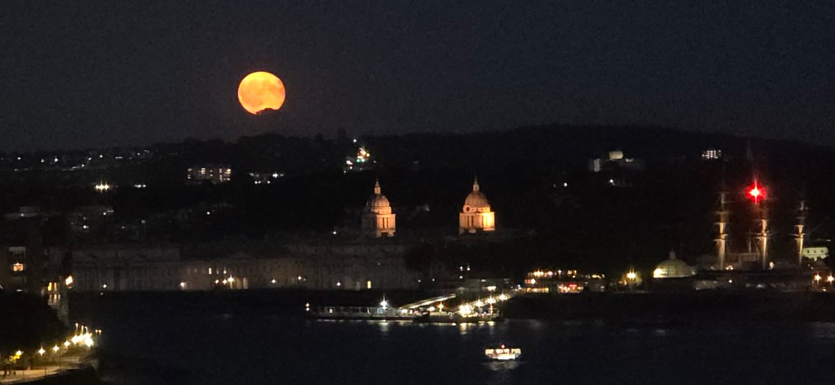 Tonight’s supermoon over Greenwich and Blackheath #ViewFromADeptfordTowerBlock