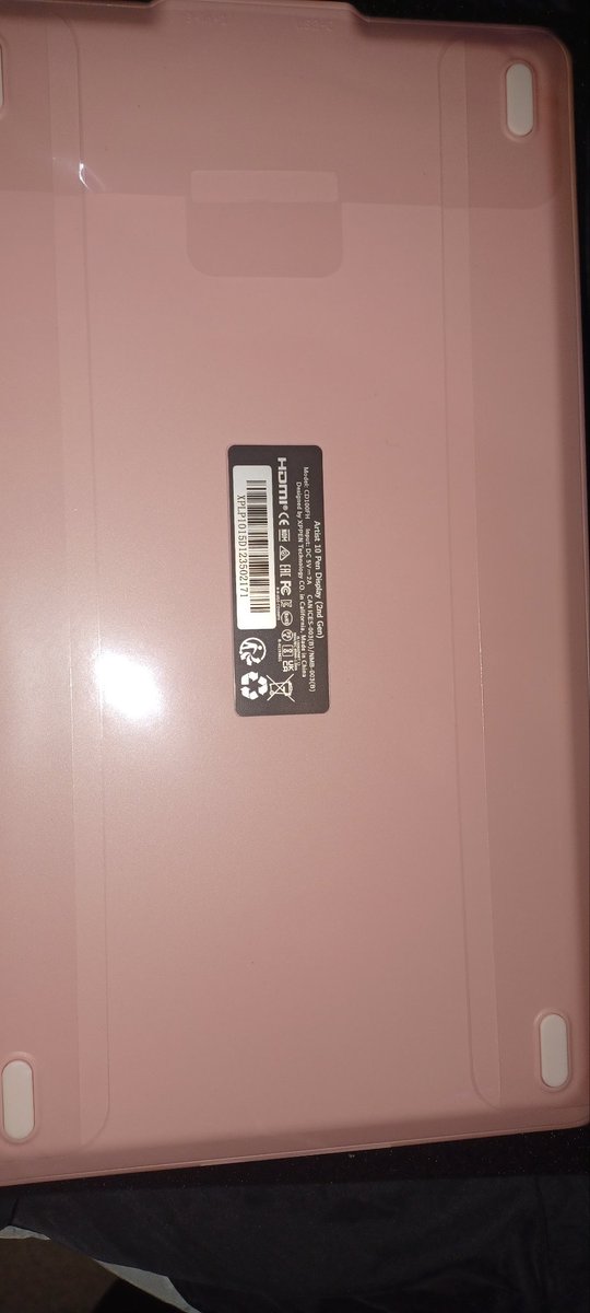 LeVraiLayNe's tweet photo. Je m'attendais à une tablette noir au final elle est toute girly c'est quoi ça (après elle est belle) https://t.co/wvX8wWLElI