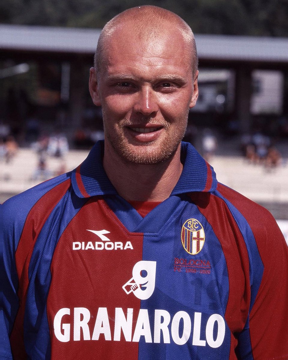 FrancescoLivo_'s tweet photo. Oggi avresti compiuto 56 anni,
tanti auguri Klas!
Sempre con noi.
📷: #BolognaFC #Ingesson https://t.co/8wa5zS4FCN
