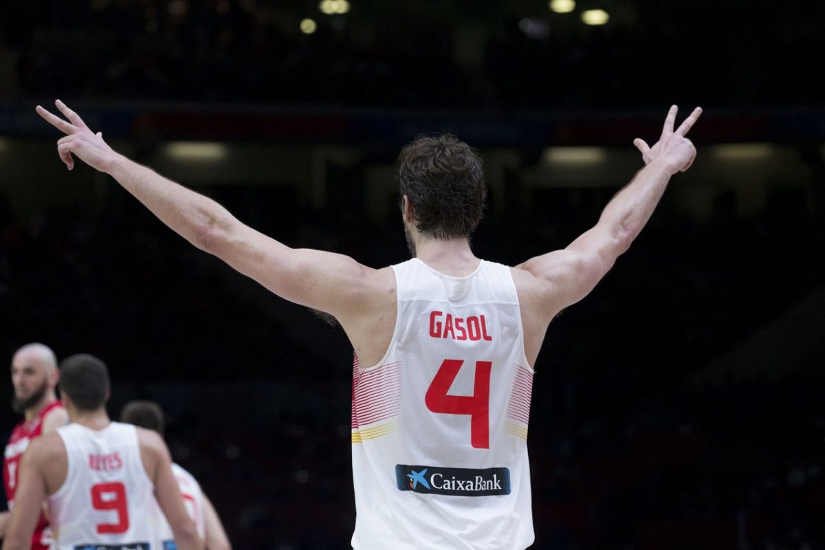EtiquetaNegra44's tweet photo. Pau Gasol ha disputado siete Eurobaskets:

+ Ha ganado tres (2009, 2011 y 2015)

+ Ha sido plata en dos (2007 y 2003)

+ Ha sido bronce en dos  (2001 y 2017)

En todas sus participaciones ha ganado medalla...y en todas sus participaciones ha estado en el quinteto ideal del torneo.

Ha compartido mejor quinteto con jugadores que llevan muchos años retirados como Mulaomerovic (2001) y Stombergas (2003) y con jugadores que aún tienen muchos años por delante como Bodganovic y Doncic en 2017.

El dominio de Pau en los Eurobaskets es una auténtica salvajada; creo que jamás veremos algo igual.