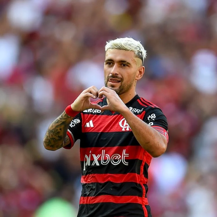 venecasagrande's tweet photo. Péssima notícia no Flamengo. Arrascaeta desfalque por tempo indeterminado:

"O Clube de Regatas do Flamengo informa que o atleta Arrascaeta realizou exames que apontaram lesão no músculo adutor da coxa esquerda. O meia segue tratamento no DM rubro-negro, o que já ocorre com os atacantes Gabi e Pedro", informou o clube.

Foto: Gilvan de Souza / Flamengo
