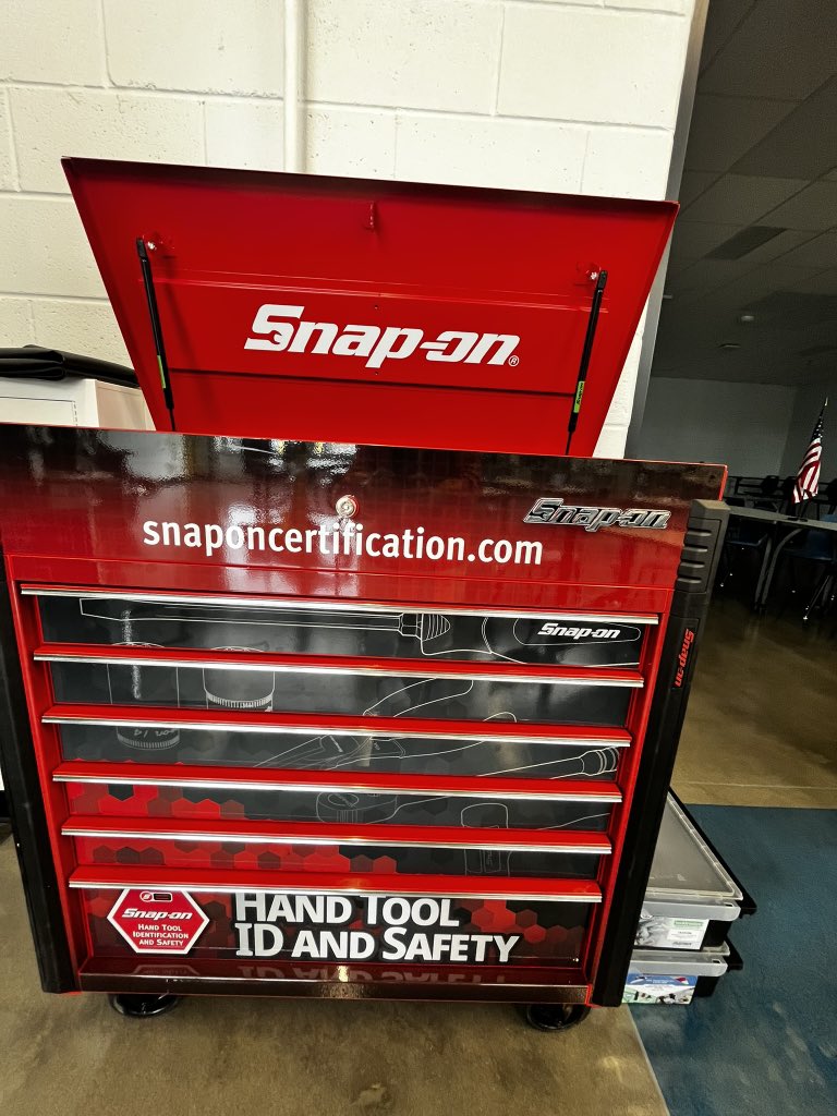 cte_innovation's tweet photo. 🚗 💡EMERGING AUTOMOTIVE: Students are headed towards their first certifications of the year! Over the next few weeks, students will earn NC3 SnapOn Hand Tool ID &amp; Safety and NC3 ShopKey Electrical and Battery Management. #GraduationPlus #CertifiedandCareerReady @Snapon_Tools https://t.co/gRQhzDyJmP