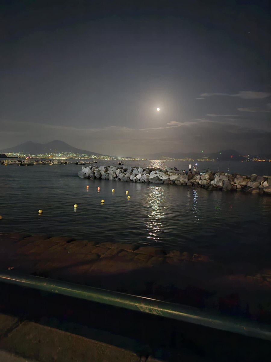 Vésuve et pleine lune.