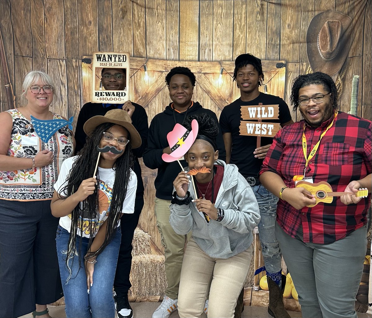 HumboldtSchools's tweet image. HHS junior and senior ambassadors attended the Lifeline Blood Donor Workshop today to get prepared for the next blood drive! #hcsvikings #onthemove #bloodislife @janiceEpperson3