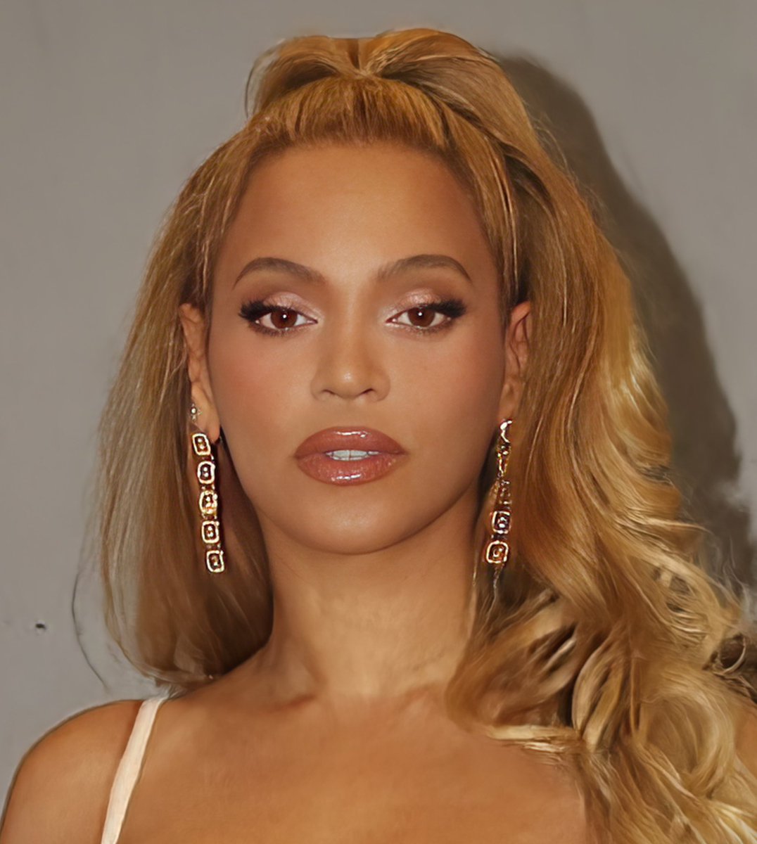 Nevernyny's tweet photo. Rihanna’s "Umbrella" becomes the 3rd most streamed song from 2000’s decade surpassing Beyoncé "Halo". https://t.co/Bl9Zl892WI