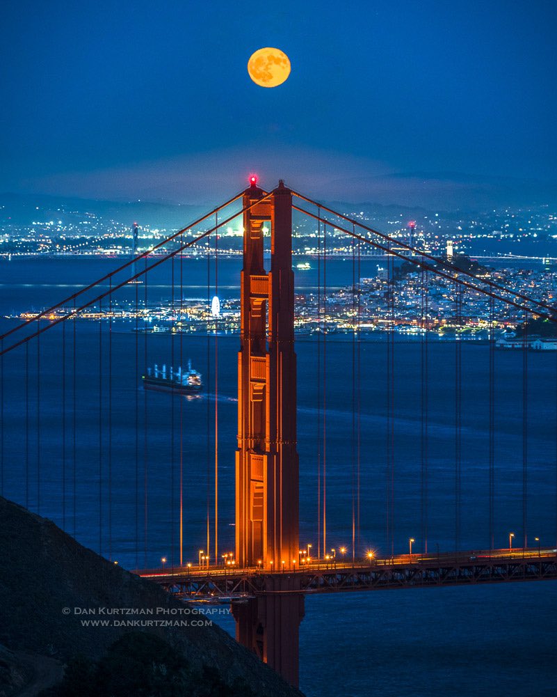 kurtzmanphoto's tweet photo. Last night's Blue Supermoon rising over the Golden Gate Bridge https://t.co/nCcsZoQMFU