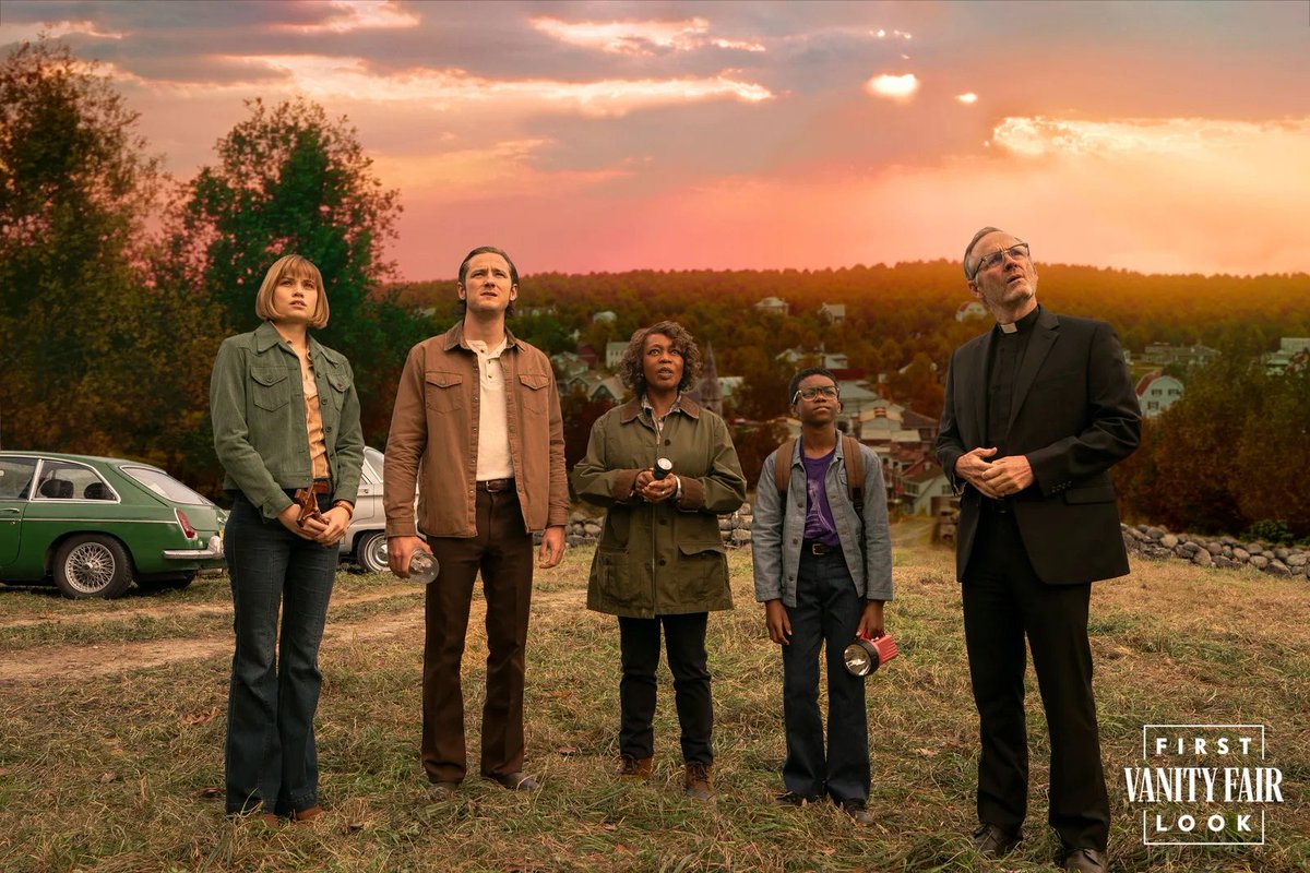 macabratv's tweet photo. Foram divulgadas novas imagens da nova adaptação de A Hora do Vampiro (ou Salem's Lot) de Stephen King. A previsão de estreia é para outubro deste ano, diretamente no streaming Max. 🧛🦇 https://t.co/yt9WeAU0mg