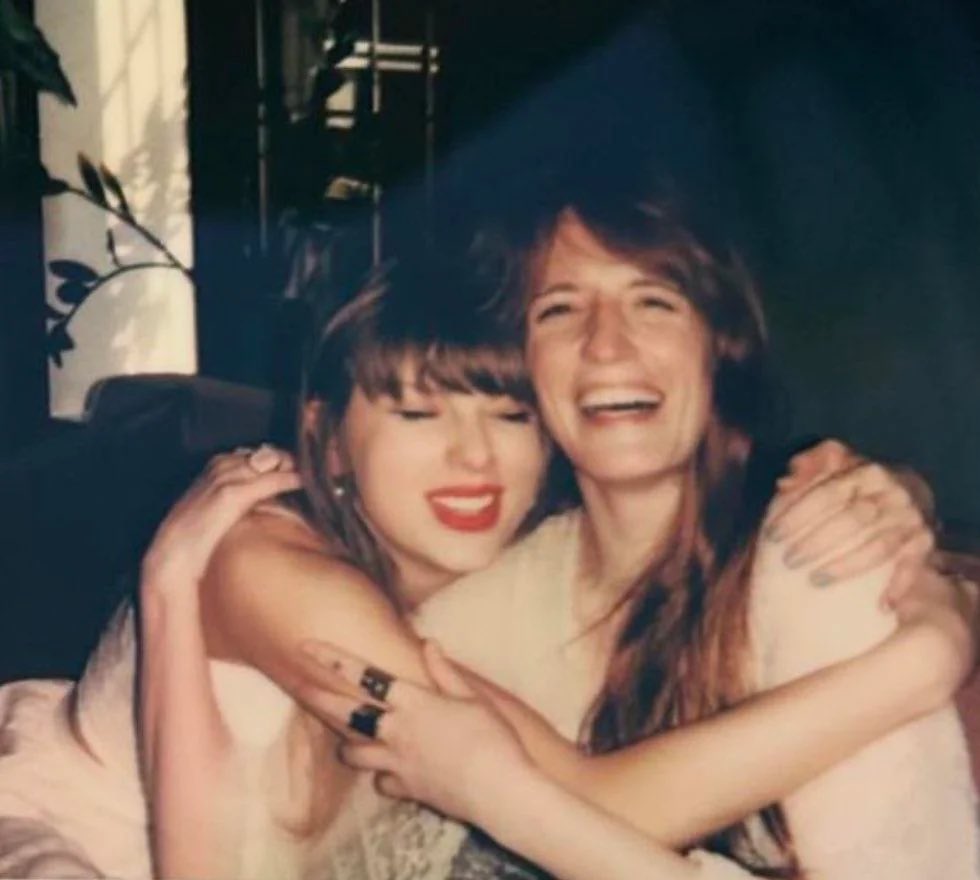 marleyharper's tweet photo. them 🥲 #TSTheErasTour #LondonTSTheErasTour https://t.co/iw9pZzGE7z