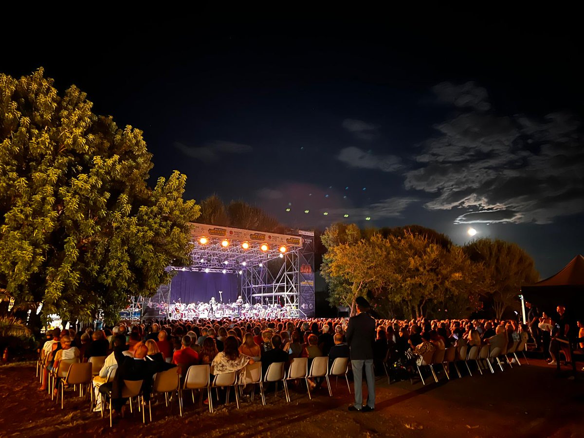 Grande sorpresa stasera al concerto della Fanfara della Polizia di Stato con ospite della serata Alex Britti. Platea piena e sold out per la performance dei musicisti in uniforme! Un altro successo della rassegna Vivi il Castello di Santa Severa.