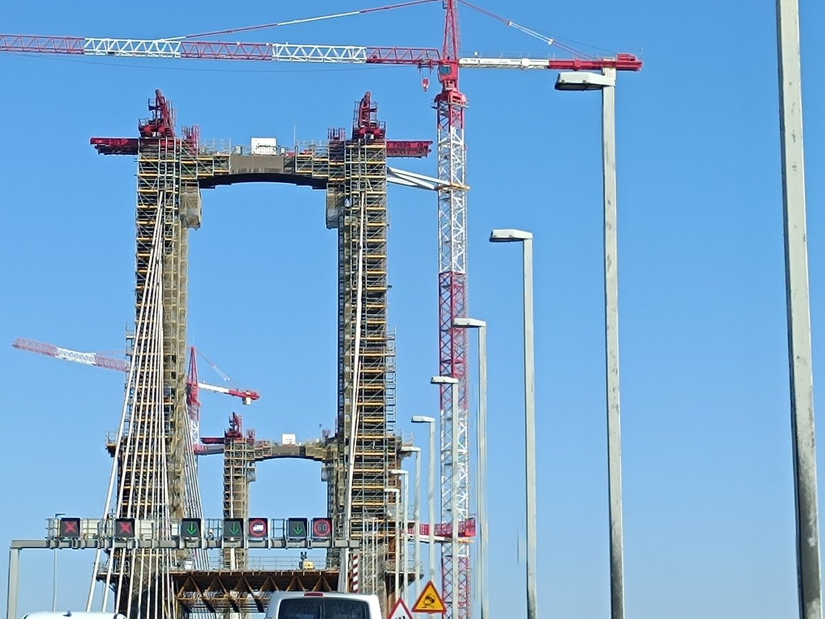 Una obra que debió haber terminado el estado en 2023 y acumula años de retrasos, estando ejecutado solo un 30% de ella. Deberíamos quejarnos con más vehemencia. #Quintocentenariosevilla