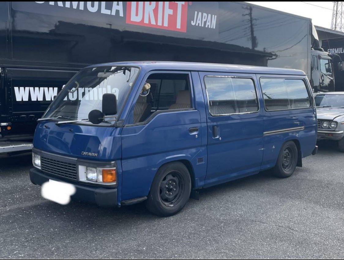 r0c_x's tweet photo. E24 キャラバン 前期 売ります
車検令和7年10月

平成元年
ガソリン車
NOX PM適合
リーフ逆付けによりローダウン

10人乗り
5ナンバー
約66000キロ
フロア 5MT
写真だとでかそうだけどGX71とサイズ一緒です
引越しをしてあまり乗らなく車検を切って持っとくのにも勿体ない状態なので売ります

69万 https://t.co/HN4bkS2wV6