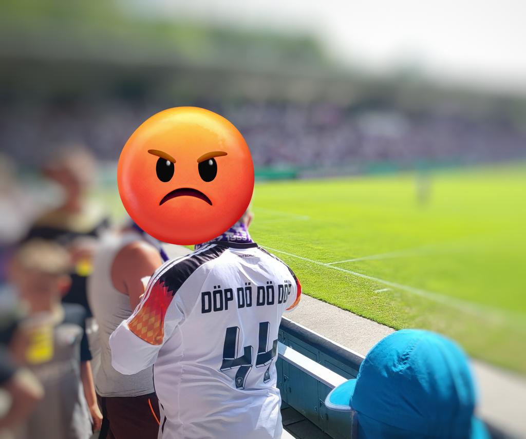unddasgehtso's tweet photo. Hey @FCErzgebirgeAue, ist es Euch und Eurem Sicherheitsdienst völlig egal, mit welchen rechten Botschaften Leute in Eurem Stadion rumlaufen?! Leider nur eines von mehreren Beispielen... Gesehen am Samstag beim Pokalspiel gegen @borussia. #auebmg #sylt #nazisrausausdenstadien https://t.co/AKLz1IYR15