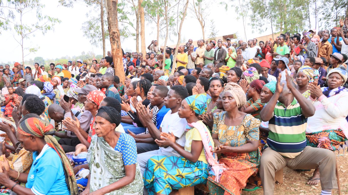 BugeseraDistr's tweet photo. Kuri iki gicamunsi, abaturage bo mu Mirenge igize Akarere ka Bugesera bitabiriye Inteko z'Abaturage ziba buri wa kabiri.
Umuyobozi w'Akarere @MutabaziRich yifatanyije n'abaturage bo mu Kagari ka #Rugando mu Murenge wa @NyarugengeBuges, aho bari kuganira ku ngingo zitandukanye. https://t.co/0AKK9Xoi3M