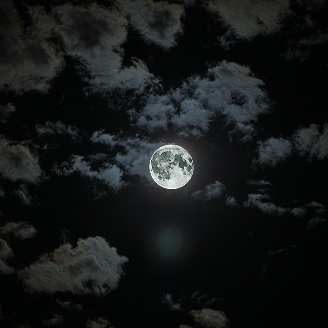 kevtheging's tweet photo. You guys see the super moon last night? Leave a comment if you wanna know how I took this on my phone #iPhone #moon #SuperBlueMoon https://t.co/8fLeUZMfH1