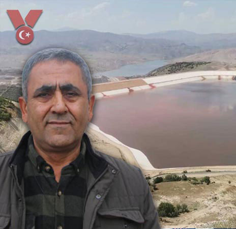 Bu fotoğrafa iyi bakın, bu kara yüzlü kavruk adam, bir halk kahramanı, adı Sedat Cezayirlioğlu!

Elde yok ayakta yok, bir köylü çocuğu, baskı tehdit şantaj demeden, dünyanın en büyük sömürgeci şirketi Anagold'a karşı vatan topraklarını savundu ve onlarca yıl savaştı!

Ve sonunda