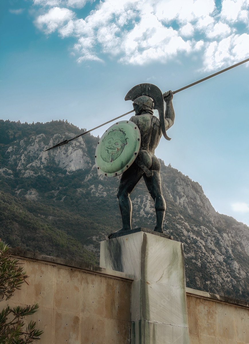 There are battles that echo throughout history, but few rival the epic stand of the Greeks at Thermopylae. 

Today in 480 BC, King Leonidas and his fearless Spartans fought to save Greece from the Persians at the "hot gates.” 👇🏼🧵