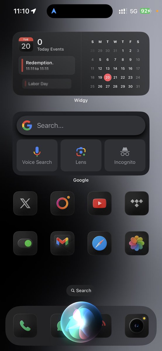 TMNGTECH's tweet photo. Is it only me that prefers the old Siri animation over the new one? 

🤔 https://t.co/CRvyaAIjC3