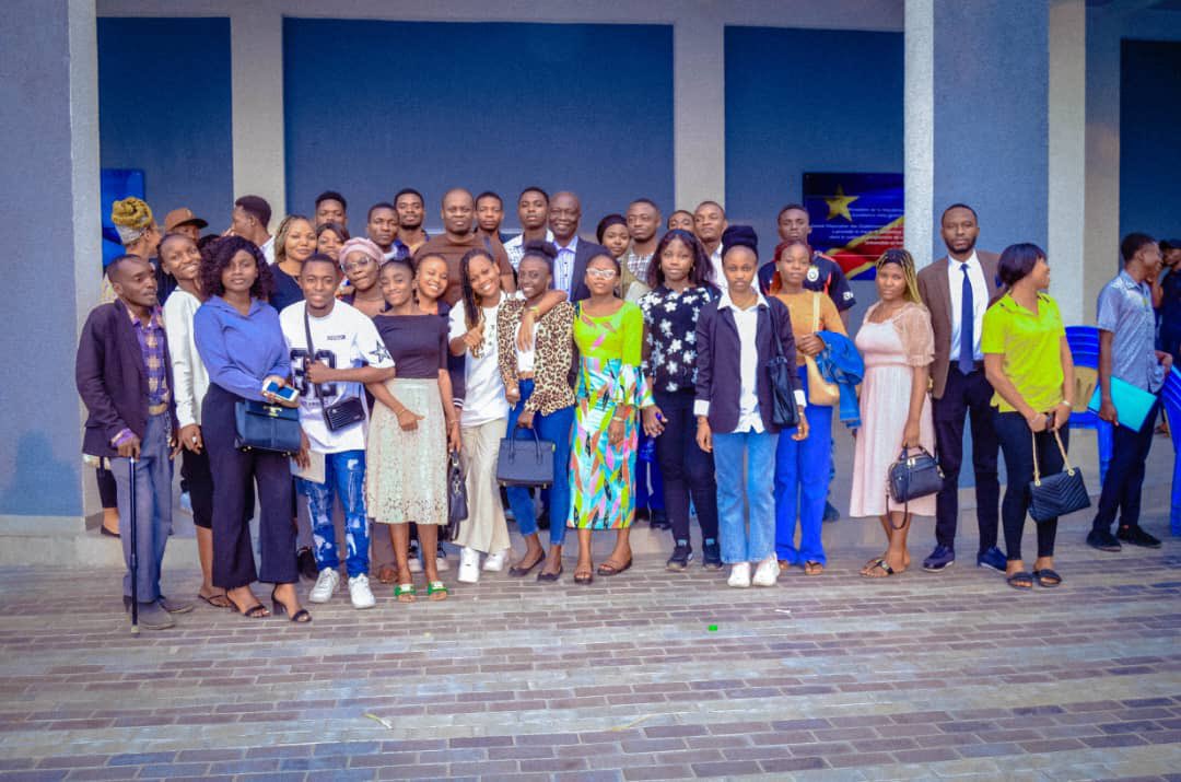 Patient LIGODI (@ligodipatient) on Twitter photo #MeetingBook à l'UPN samedi 17 aout 2024 autour de l'ouvrage « Pollution de l'information : Fake News et Journalisme dans le monde et en RDC ». Un grand merci aux participants pour cet échange enrichissant. Un merci particulier au Prof <a href="/achillebundjoko/">Professeur Achille Bundjoko</a> pour sa précieuse #MeetingBook à l'UPN samedi 17 aout 2024 autour de l'ouvrage « Pollution de l'information : Fake News et Journalisme dans le monde et en RDC ». Un grand merci aux participants pour cet échange enrichissant. Un merci particulier au Prof <a href="/achillebundjoko/">Professeur Achille Bundjoko</a> pour sa précieuse