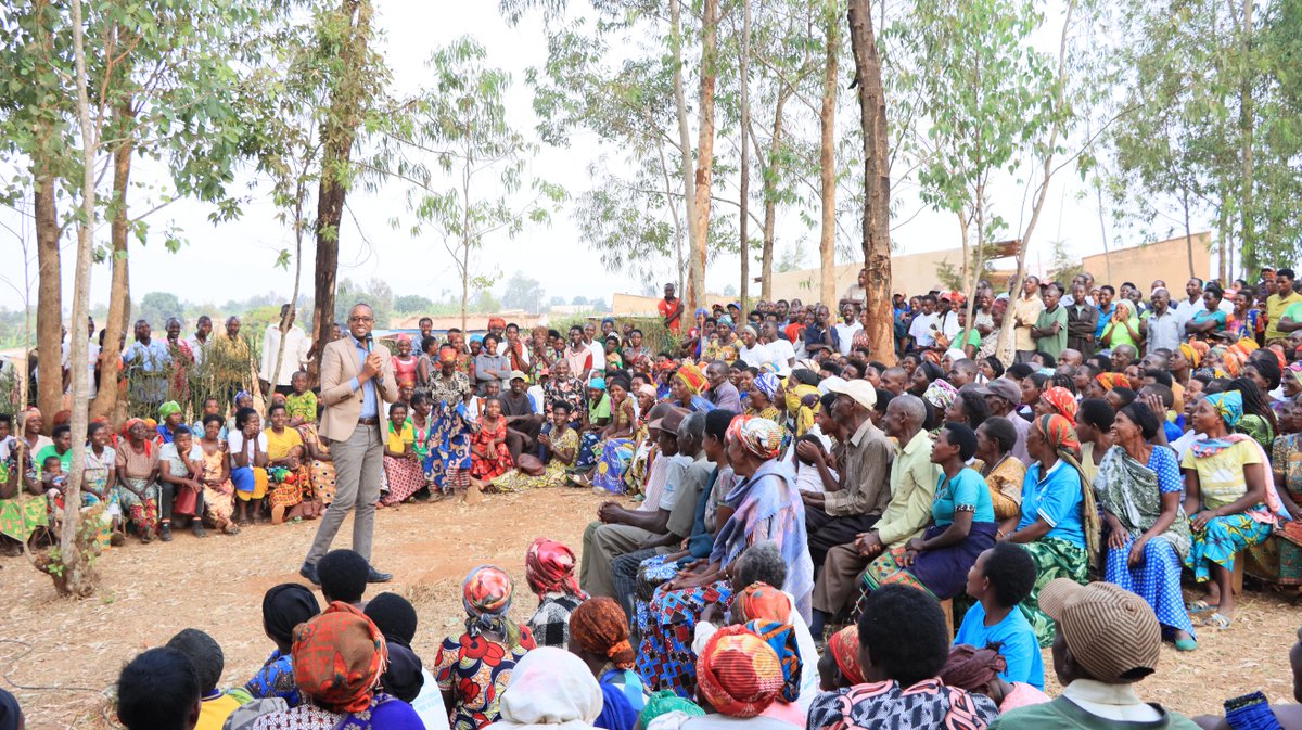 BugeseraDistr's tweet photo. Kuri iki gicamunsi, abaturage bo mu Mirenge igize Akarere ka Bugesera bitabiriye Inteko z'Abaturage ziba buri wa kabiri.
Umuyobozi w'Akarere @MutabaziRich yifatanyije n'abaturage bo mu Kagari ka #Rugando mu Murenge wa @NyarugengeBuges, aho bari kuganira ku ngingo zitandukanye. https://t.co/0AKK9Xoi3M