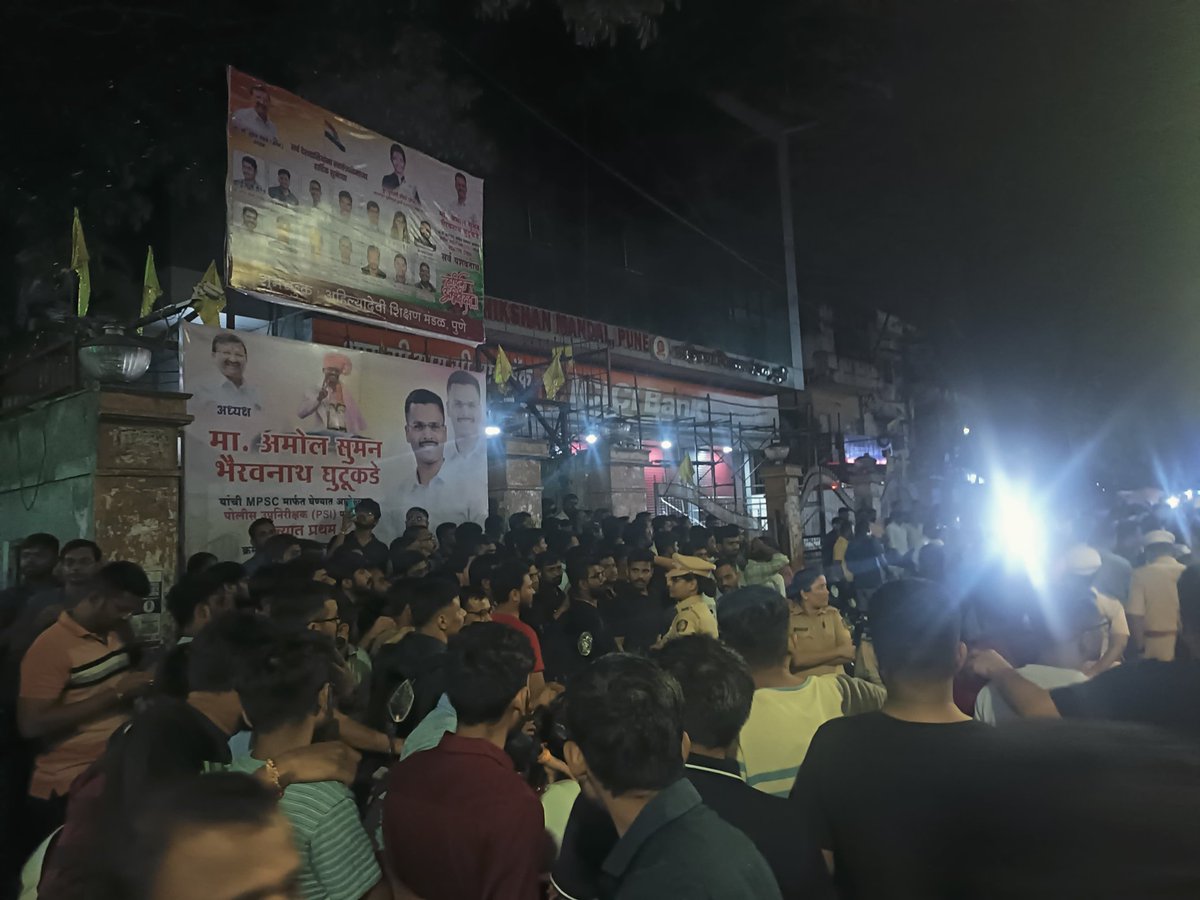 RRPSpeaks's tweet photo. #कृषी_सेवा गट अ आणि ब च्या 258 जागांचे मागणीपत्र त्वरित आयोगाला पाठवून ही पदे यंदाच्या 2024 च्या जाहिरातीत समाविष्ट करण्यासंदर्भात मुख्यमंत्री साहेबांना भेटून मी विनंती केली होती. त्यानुसार शासनाने आयोगाला मागणीपत्रक पाठवले असले तरी आयोगाने मात्र कृषी सेवेच्या पदांच्या सदरील जाहिरातीत समावेश करणे शक्य नसल्याचे प्रसिध्दीपत्रक काढल्याने विद्यार्थ्यांमध्ये मोठा संताप निर्माण झाला आहे.

तसेच येत्या रविवारी #IBPS आणि #राज्यसेवा परीक्षा एकाच दिवशी येत असल्याने विद्यार्थ्यांना कुठल्यातरी एका परीक्षेला मुकावे लागणार आहे. गेल्या रविवारी समाजकल्याण आणि IBPS परीक्षा एकाच दिवशी आल्याने दोन्ही परीक्षांना उपस्थितीचे प्रमाण खालावले होते. ही बाब लक्षात घेता येत्या रविवारी होणारी परीक्षा पुढे ढकलण्याची विद्यार्थ्यांची मागणी आहे.

राज्यसेवा आयोगाची परीक्षा पुढील महिन्यात घेतल्यास  #IBPS परीक्षार्थींना प्रश्न देखील सुटणार आहे तसेच कृषी सेवेच्या जागा समाविष्ट करून आवश्यक ती तयारी करण्यासाठी आयोगाला देखील वेळ मिळणार आहे. या दोन्ही मागण्यांसाठी #विद्यार्थी पुण्यात आंदोलनाला बसले असून विद्यार्थ्यांचा मागण्या रास्त असल्याने आयोगाने देखील सकारात्मक भूमिका घेऊन त्वरित निर्णय घ्यावा ही विनंती.

@mieknathshinde
@mpsc_office