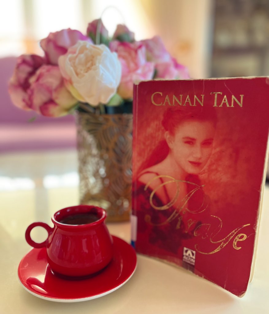 yildizelkuss's tweet photo. Ah Piraye… Duygudan duyguya sürükledin beni. Keyifle okuduklarımdan📕☕️
“Şiir yürekli bir Piraye... Yaşam boyunca da böyle kalacak. Ama artık, tek bir şiirin peşinde koşmayacak kadar büyüdü. Dizelerini yüreğinde taşımayı öğrendi.” #CananTan #Piraye https://t.co/UwVQ786PGd