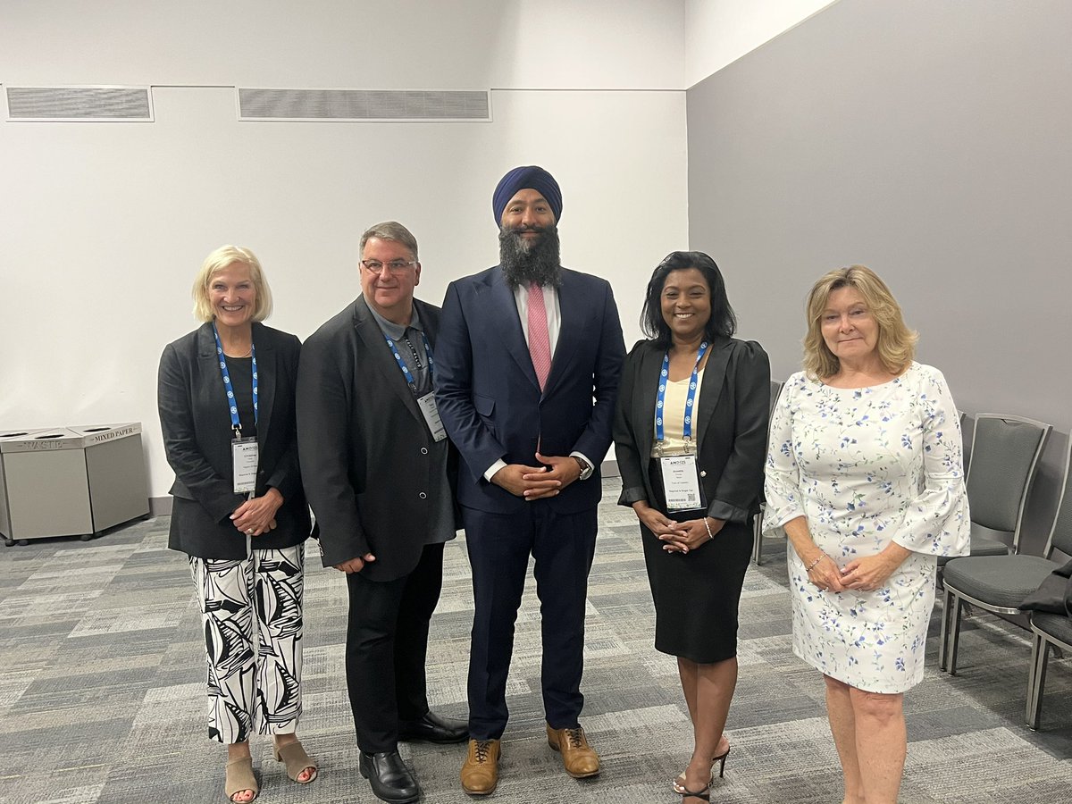 Another productive day meeting with municipal leaders at #AMO2024! 

These conversations provided valuable insights on how our government can continue to advance transportation priorities across Ontario!