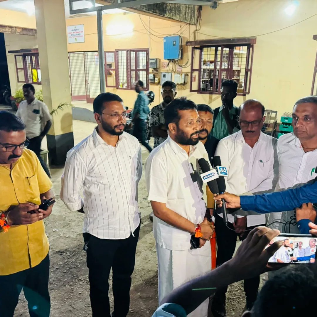 ArunKumar Puthila (@arunputthila) on Twitter photo ಪುತ್ತೂರಿನ ಕೊಂಬೆಟ್ಟು ಕಾಲೇಜಿನ ವಿದ್ಯಾರ್ಥಿನಿಗೆ ಚೂರಿ ಇರಿತ ಎಂಬ ಆರೋಪವನ್ನು ಇದೀಗ ಪೊಲೀಸರು ತನಿಖೆ ನಡೆಸಿ ವಿದ್ಯಾರ್ಥಿಯದ್ದು ಯಾವೂದೇ ತಪ್ಪು ಕಂಡು ಬರದ ಕಾರಣ ಪೊಲೀಸರು ವಿದ್ಯಾರ್ಥಿಯ ಬಿಡುಗಡೆಗೊಳಿಸಲು ಒಪ್ಪಿಕೊಂಡಿದ್ದಾರೆ. ಘಟನೆಯನ್ನು ತಿರುಚಿದ <a href="/sdpikarnataka/">SDPI Karnataka</a> <a href="/INCKarnataka/">Karnataka Congress</a> ನಾಯಕರ
ವಿರುದ್ದ ಕ್ರಮಕ್ಕೆ ಆಗ್ರಹಿಸಿದೆವು ಪುತ್ತೂರಿನ ಕೊಂಬೆಟ್ಟು ಕಾಲೇಜಿನ ವಿದ್ಯಾರ್ಥಿನಿಗೆ ಚೂರಿ ಇರಿತ ಎಂಬ ಆರೋಪವನ್ನು ಇದೀಗ ಪೊಲೀಸರು ತನಿಖೆ ನಡೆಸಿ ವಿದ್ಯಾರ್ಥಿಯದ್ದು ಯಾವೂದೇ ತಪ್ಪು ಕಂಡು ಬರದ ಕಾರಣ ಪೊಲೀಸರು ವಿದ್ಯಾರ್ಥಿಯ ಬಿಡುಗಡೆಗೊಳಿಸಲು ಒಪ್ಪಿಕೊಂಡಿದ್ದಾರೆ. ಘಟನೆಯನ್ನು ತಿರುಚಿದ <a href="/sdpikarnataka/">SDPI Karnataka</a> <a href="/INCKarnataka/">Karnataka Congress</a> ನಾಯಕರ
ವಿರುದ್ದ ಕ್ರಮಕ್ಕೆ ಆಗ್ರಹಿಸಿದೆವು