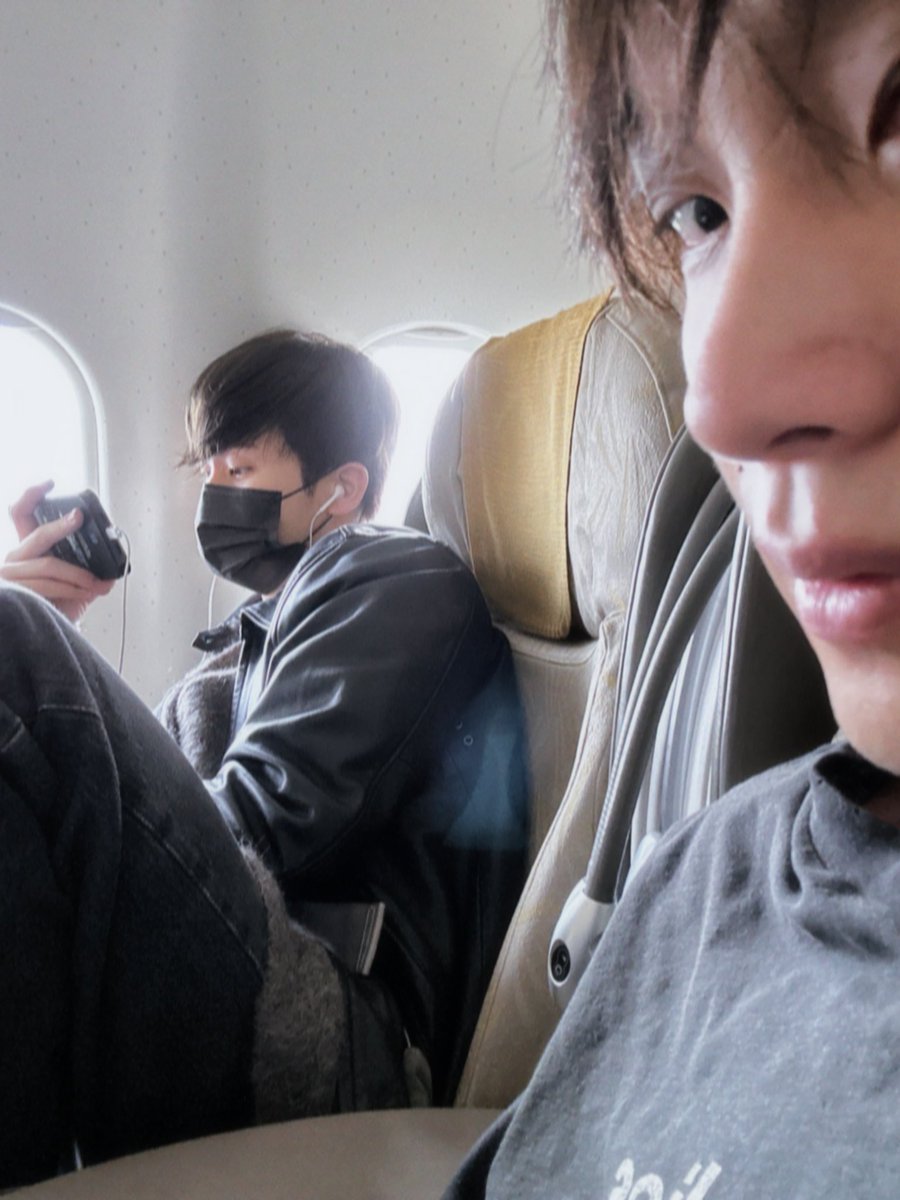 ห๊าาาาาาาาาาาาาาาาาาาาาาาาาาาาาาาาาาาาาาาา ม้าคย้อก! วันนั้นมีกี่รูปคะ แล้วนั่นนั่งใกล้กว่าเดิมอีก วร๊ายยยยย