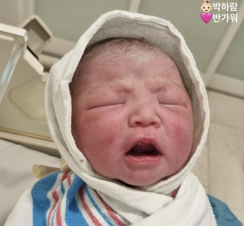 blackwings2011's tweet photo. Ha-Seong #Kim became an uncle 😂👊🏻

Means a new #Padres fan 💛🤎 https://t.co/bV3L3kfoI1