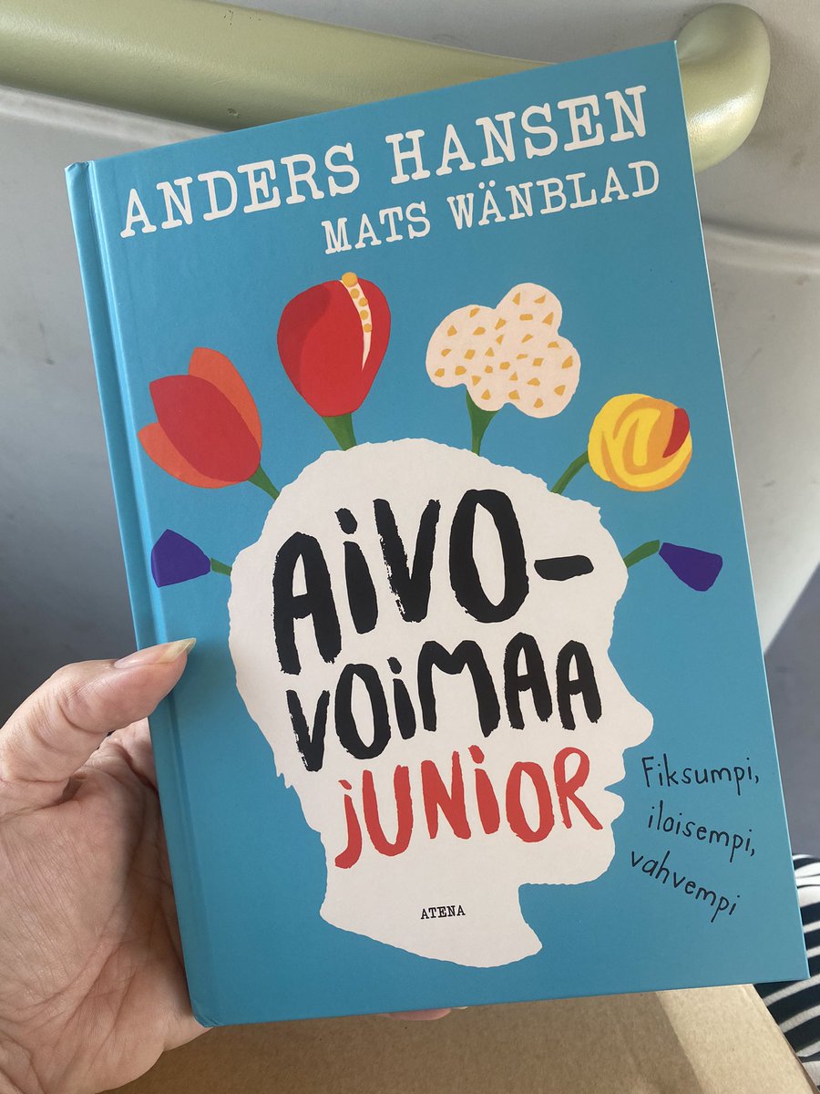 minnahuoti's tweet photo. Vihdoinkin sain tämän @AndersHansen74 #Aivovoimaa Junior -kirjan käsiini, ja lukeminen alkoi heti bussissa. Tässäpä lahjavinkki jokaiselle vanhemmalle, kummille ja mummille: kirja sopii minusta kaikille kolmosluokasta ysiluokkaan. Suositus! https://t.co/Qtg8yPpmec