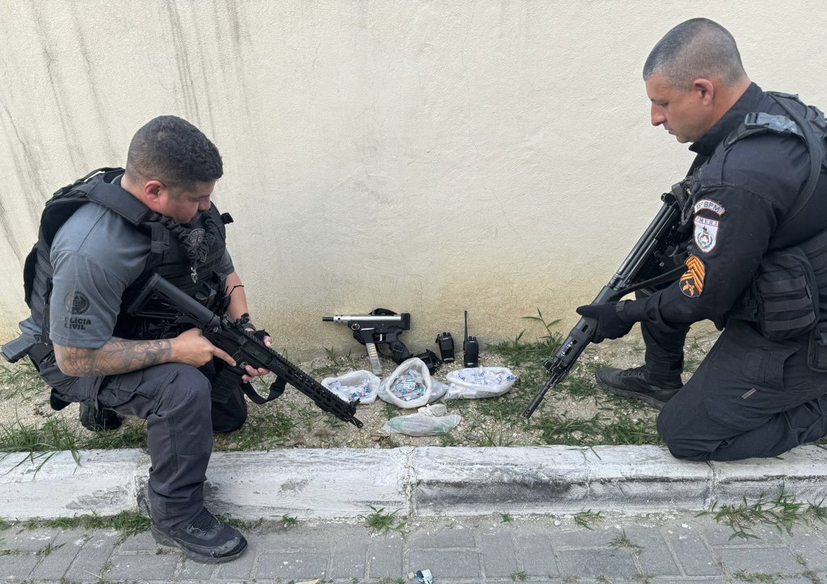PCERJ's tweet photo. #60DP, em operação conjunta com policiais militares, prendeu na Baixada Fluminense um homem que portava uma arma e material entorpecente.
Saiba mais 🔗
https://t.co/QvTzWsnU8a https://t.co/FuOpCew7wB