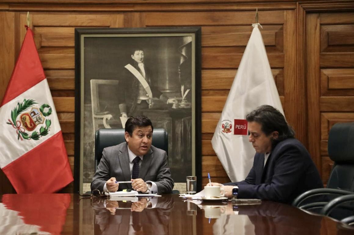 EdMalagaTrillo's tweet photo. Ayer me reuní en el @Minsa_Peru con el ministro Vásquez y su equipo para tratar diversos temas, en particular, la problemática del #SERUMS2024.

Trasladé al ministro mis reparos y el malestar de egresados, docentes y facultades de diversas carreras afectadas por el nuevo examen, y le pedí que transparente su denuncia sobre mafias en el ENAM.

El ministro se comprometió a responder esta semana una carta firmada por >600 egresados en la que solicitan la derogatoria y piden saber: 1) el criterio para la distribución de plazas SERUMS, 2) la composición del comité de expertos a cargo del nuevo examen, 3) la planificación y logística disponibles para el mismo, 4) el cronograma de inscripciones y 5) un presupuesto detallado.

En particular, el ministro prometió respetar los derechos de quienes dieron el ENAM en diciembre 2023, pues no corresponde que se les asigne plazas con el mismo criterio que a quienes darán el nuevo examen este septiembre, que por cierto, sería el mismo para todas las carreras.

También le recomendé que de seguir adelante con el nuevo examen, este no debería ser sólo gratuito y descentralizado, si no que POR SOBRE TODO CRITERIO, debe asegurar un nivel de exigencia superior, acorde con la calidad de atención de salud que merecen nuestros ciudadanos, y en especial, las comunidades atendidas por serumistas.

A pocas semanas del nuevo examen, aún no sabemos qué expertos se encargarán de prepararlo, con qué criterios, y sobre qué temas versará, es decir, no tenemos garantías sobre la calidad del mismo. Por eso le pedí con urgencia al ministro difundir esta información, publicar un examen de muestra, y convocar a una audiencia pública con todos los involucrados, para resolver dudas y cuestionamientos.

Esta semana continuaremos las gestiones y reuniones en favor de los serumistas de todas las carreras de ciencias de la salud.