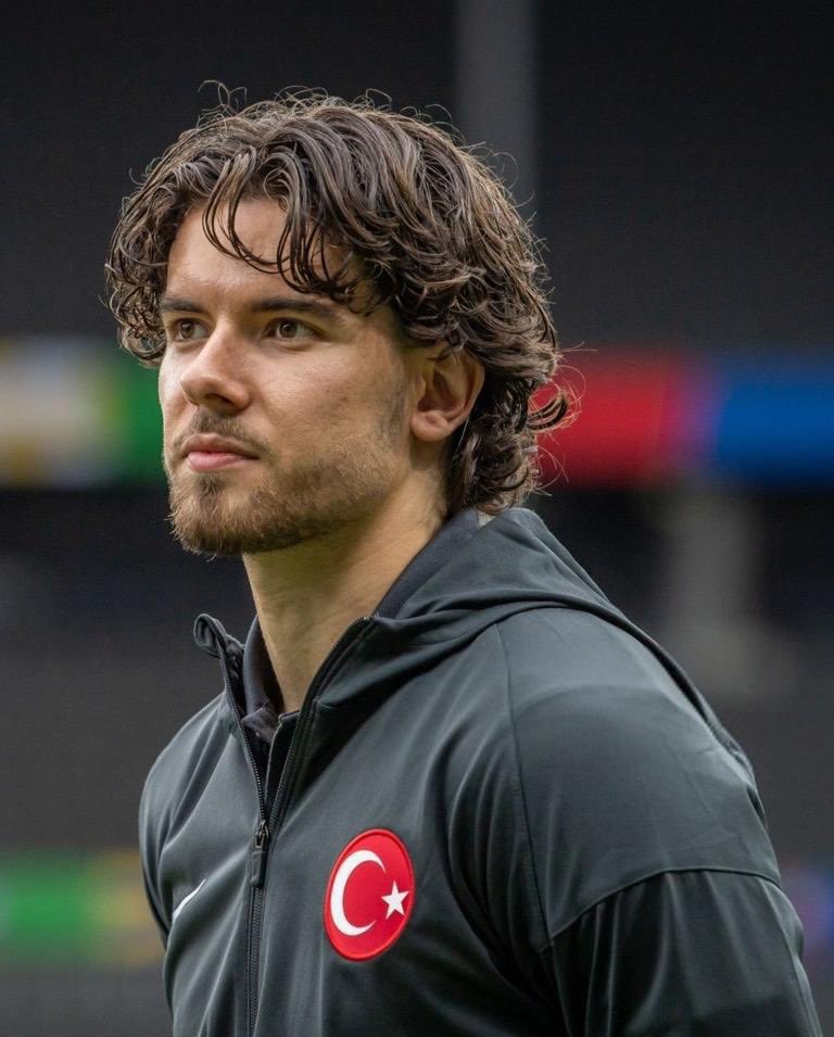 🟡🔵|Ferdi Kadıoğlu sözleşme süresi ve yıllık maaş konusunda Brighton ile anlaşmaya vardı. Oyuncu tarafı, Fenerbahçe'nin yapılan son teklifi kabul etmesini istiyor ve Brighton ile anlaştıklarını bir kez daha kulübe iletti.

(<a href="/yagosabuncuoglu/">Yağız Sabuncuoğlu</a> )

Fenerbahçe Fred brezilya tff tadic