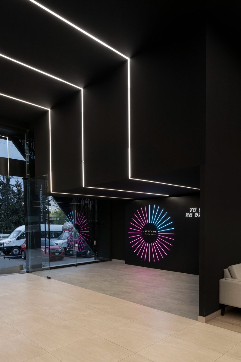fenomeno_mx's tweet photo. ¡Estamos emocionados de anunciar la renovación de Jetour Interlomas! 
En solo 3 meses, transformamos una agencia pequeña en un espacio funcional y moderno, respetando el mezzanine y las instalaciones existentes. 
Conoce más sobre este y otros proyectos en: https://t.co/q1EHkYk1iy https://t.co/SEl3CbftNz
