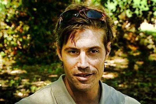 AntonellaNapoli's tweet photo. #JamesFoley, giornalista del
#GlobalPost, veniva decapitato dall’#Isis 10 anni fa. Coraggioso, energico, positivo. Gli veniva naturale usare la sua esperienza per aiutare i nuovi colleghi sul campo. Jim piaceva a tutti. Da subito. A chiunque e ovunque. Non meritava quella morte. https://t.co/C0tMUH5Azn