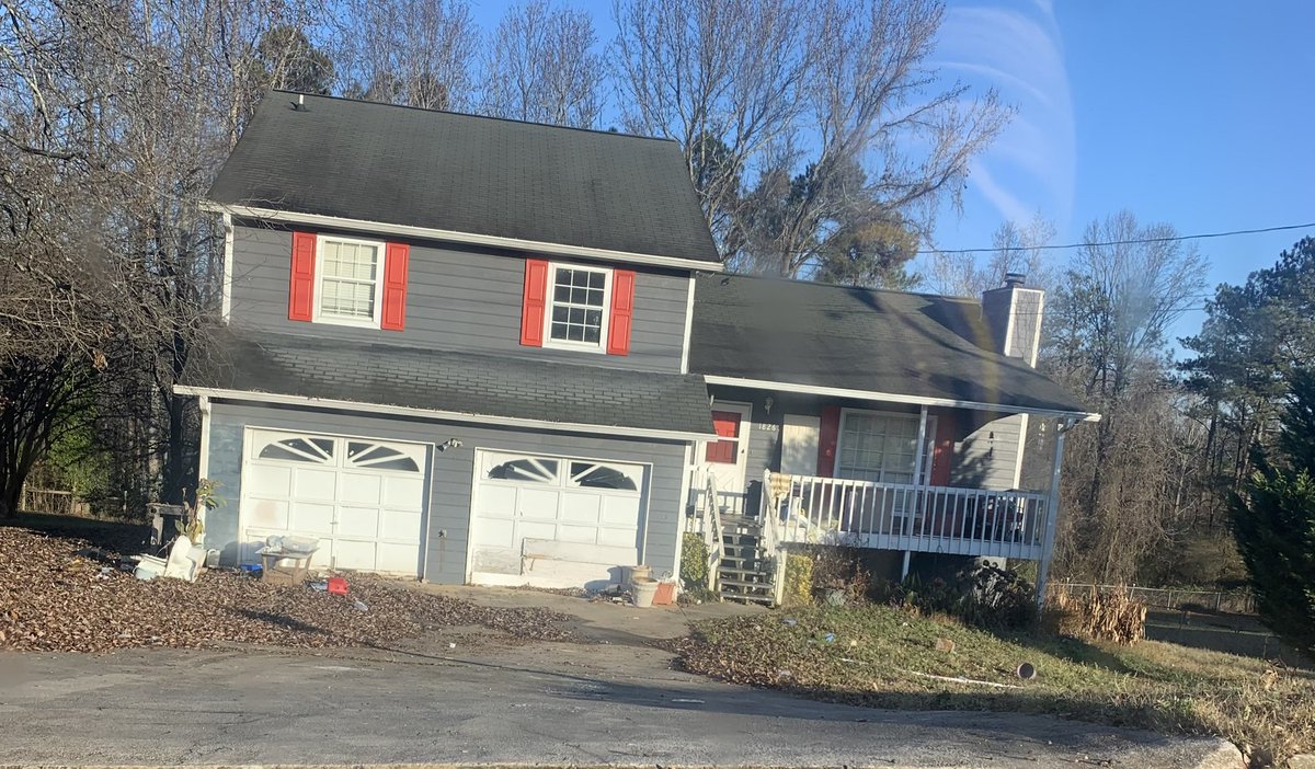 Realestate_Stan's tweet photo. If you come across any homes like this please send them my way. All I need is the address. If my team and I are able to buy it we’ll give you $1000 per property. You can text me at 678-224-1556 or email to flipsbystan@gmail.com https://t.co/8VIKs6Nzma