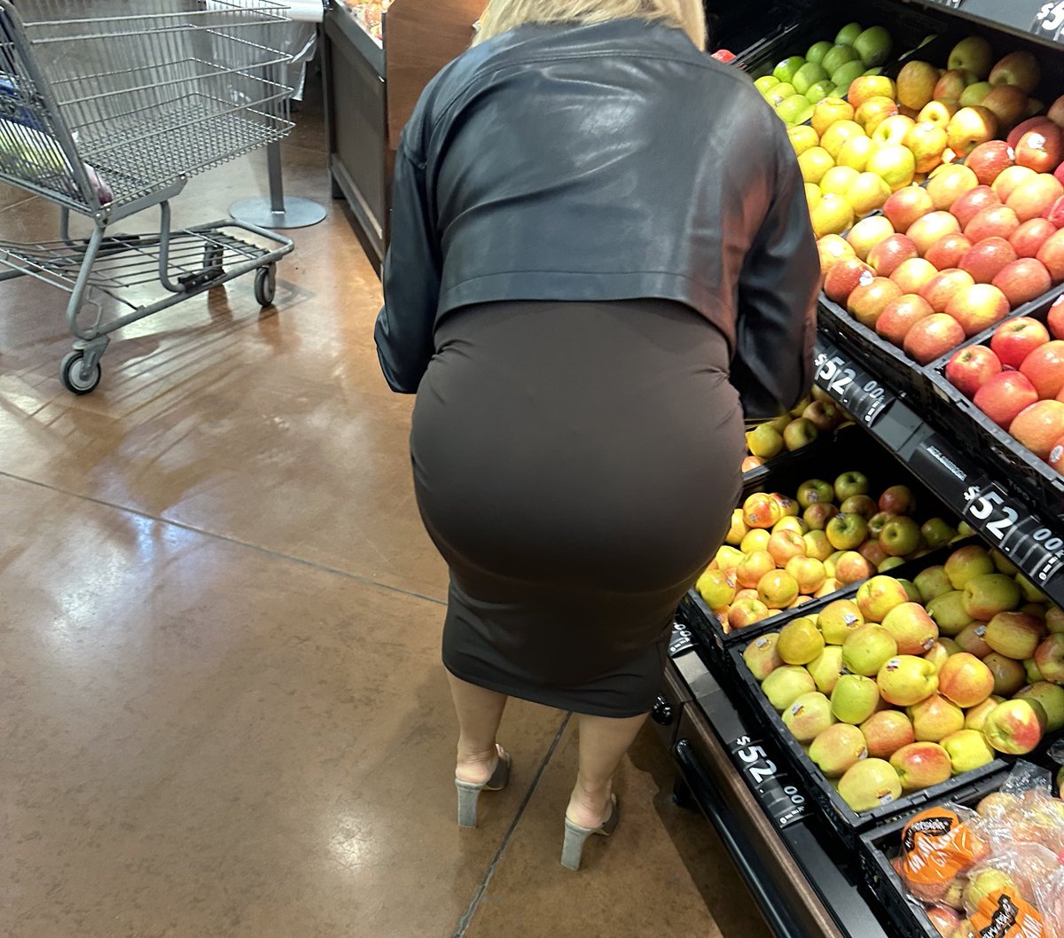 Pasinsw244941's tweet photo. Ayer fui con una compañera de trabajo al súper y me dijo, oye tus calzones no se notan,Le contesté hilos, me dijo aún así, le dije me inclino y verás que si, me tomó varias fotos y pues no se notaban y es que están siempre metidos y diario los mancho así, leo amores😘😘 https://t.co/Uk5hwg6oV4
