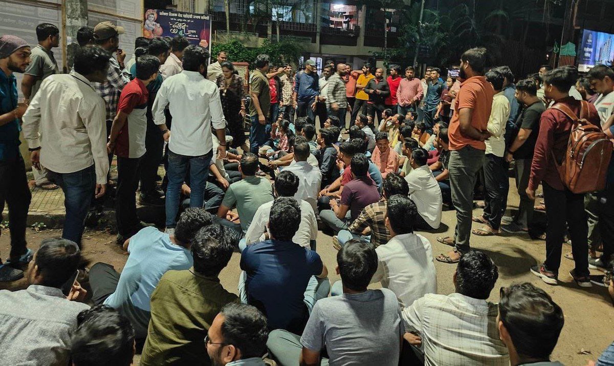 MPSC आणि IBPS च्या परीक्षा परत एकदा एकाच दिवशी आल्याने लाखो विद्यार्थी परीक्षेला मुकण्याची शक्यता आहे. दिनांक 25 ऑगस्ट रोजी IBPS ने देशपातळीवरील परीक्षा आयोजित केलेल्या असताना त्याच दिवशी महाराष्ट्र लोकसेवा आयोगानेही आपल्या दोन महत्त्वाच्या परीक्षा आयोजित केल्या आहेत. याच्या