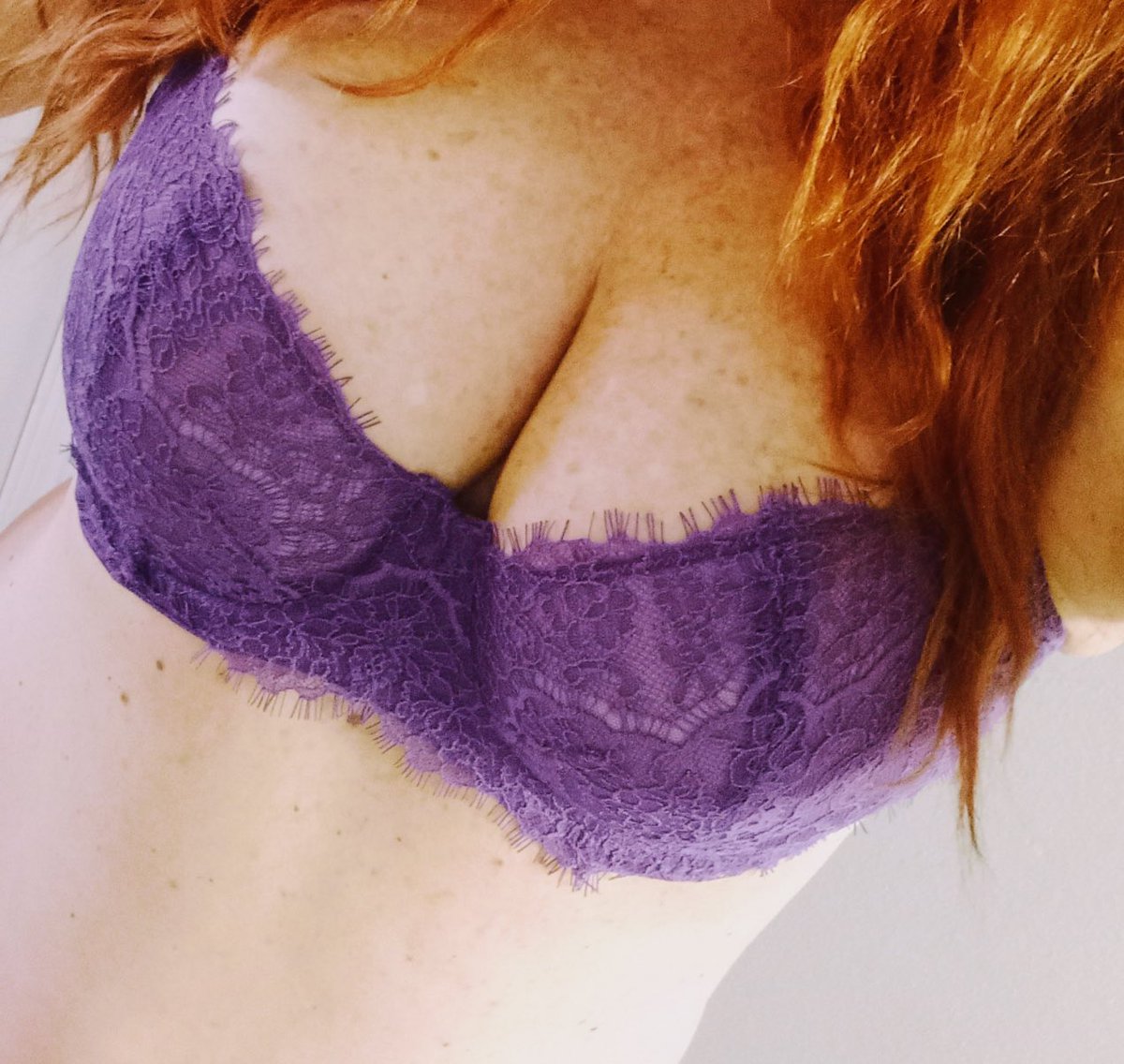 HisSunflower13's tweet photo. Pretty lil Victorias Secret bra I hardly wear, because he always wants me bra less 🤷🏻♀️🐺💜 #hisrules #prettyinpurple #freckles https://t.co/4Dr3gHSff8